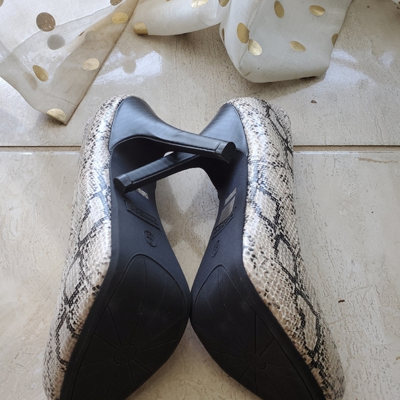 NWOT Bamboo Snakeskin Heels - Picture 4 of 4